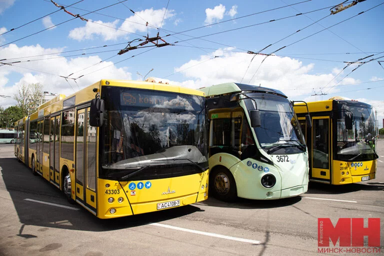 В столичном наземном транспорте планируют внедрить систему оплаты проезда банковской картой.
